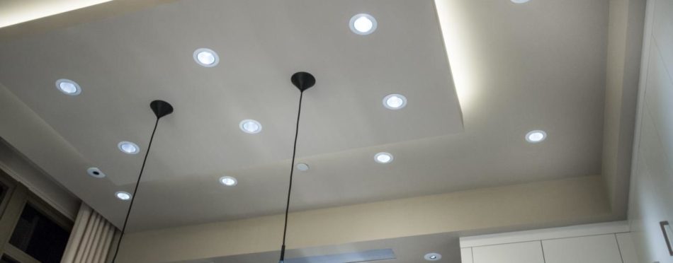 Recessed lighting in a modern tray ceiling